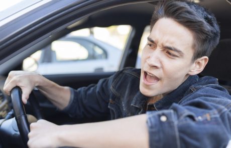 RAZISKAVA: Agresivno vedenje na cesti ima verižni učinek!