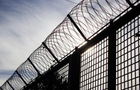 V celjskem zaporu zagorelo, zapornike evakuirali
