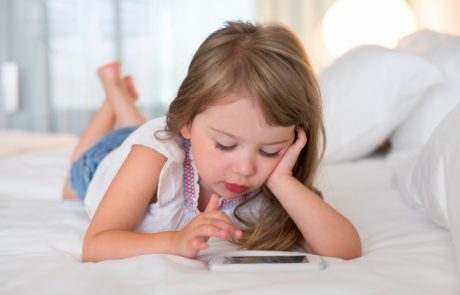 Kaj naši otroci počnejo na svojih mobilnih telefonih?