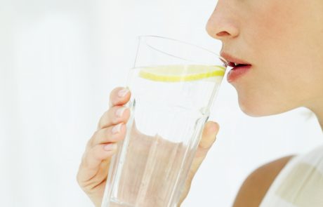 7 razlogov, zakaj bi morali zjutraj piti vodo z limono in ne kave