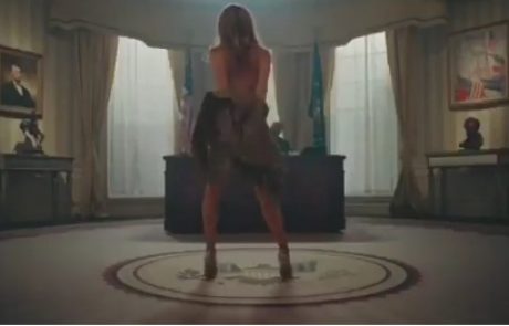 Belo hišo zgrozil video, v katerem “gola Melania” pleše pred raperjem