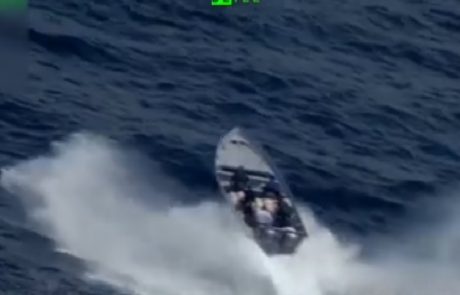 Tihotapci mamil na begu pred obalno stražo z drvečega plovila v morje metali pakete kokaina (Video)