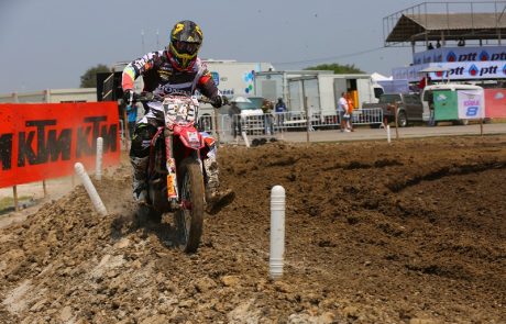 Tim Gajser uspešno prestal operacijo