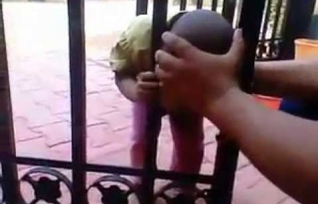 Kako ukrepati, če se otroku zagozdi glava v ograji (video)