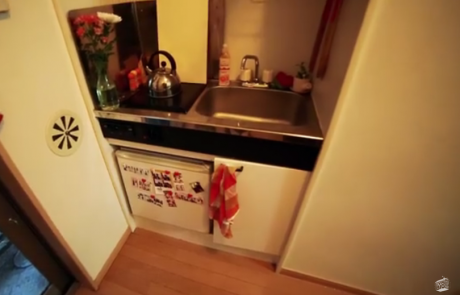 Poglejte, kako je videti življenje v stanovanju, ki meri le osem kvadratnih metrov (video)