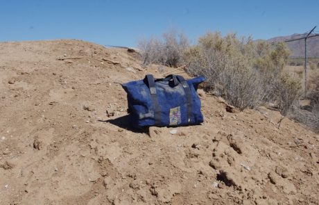 Sredi puščave našel torbo: Nikoli ne uganete, kaj se je skrivalo v njej! (Foto)