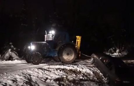 S traktorjem so skušali rešiti BMW iz jarka, toda vse skupaj se je končalo s katastrofo (video)