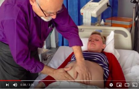 Ne boste mogli verjeti, ko boste videli, kaj je storil ta neverjetni zdravnik z njenim še nerojenim otrokom v trebuhu (video)