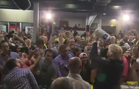 Trump v žrtve orkana v Portoriku metal papirnate brisače (Video)