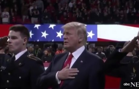 Trump spet tarča kritik: Pozabil je besedilo državne himne (Video)