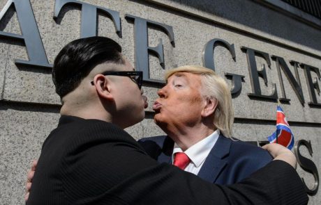 VIDEO: Donald Trump in Kim Jong Un izmenjujeta strastne poljube v Hong Kongu