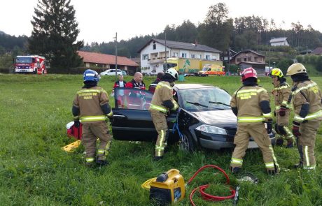 V okolici Maribora prišlo do prometne nesreče, dve osebi prepeljani v UKC Maribor