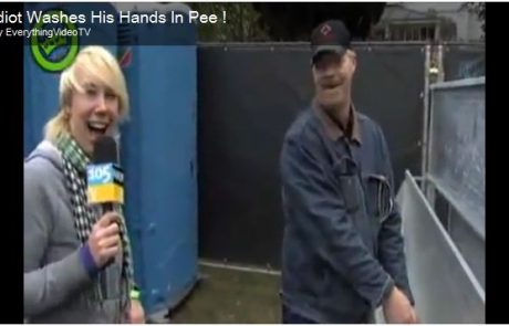 VIDEO: Roke si je opral v urinu