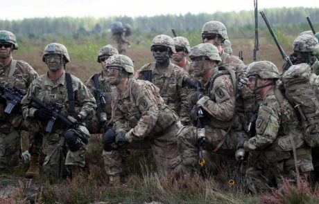 Zveza Nato pošilja izvidniška letala nad IS in več kot tisoč vojakov na Poljsko za obrambo pred rusko nevarnostjo