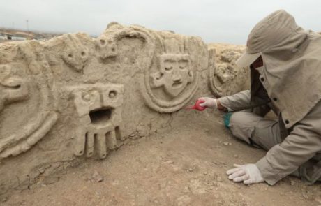 V Peruju odkrili 3800 let staro podobo božanstva, vklesano v zid