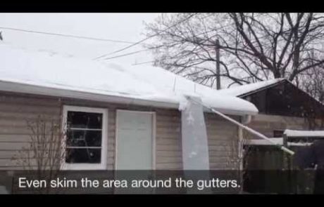 VIDEO: Brilijanten način, kako sčistiti sneg s strehe