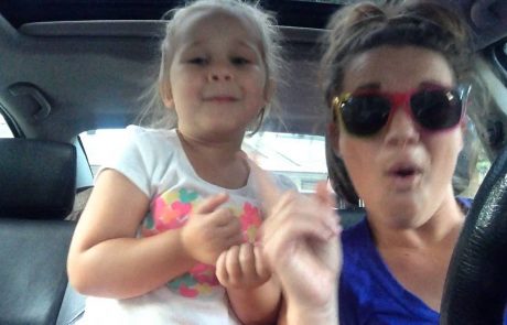 Video dneva: Mamica in hčerkica sta najbolj prisrčen pevski duet!