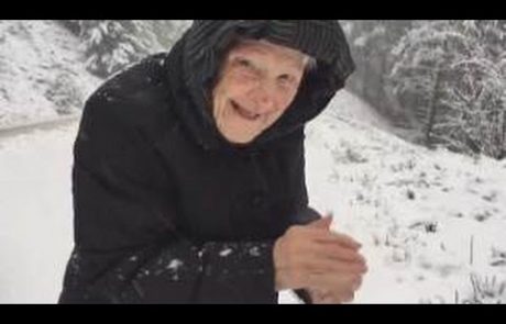 Video dneva: Tako prisrčno se je 101-letna ženska razveselila snega
