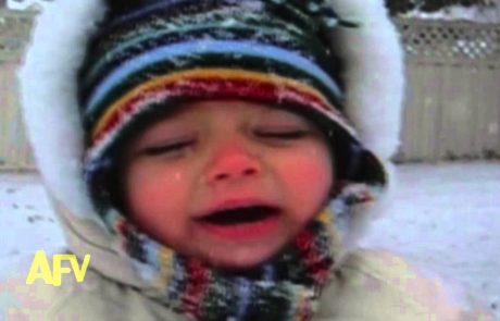 VIDEO: Ta malček vas bo kljub svojemu trpljenju pošteno nasmejal!