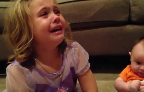 Video: Tako je deklica reagirala, ko je izvedela, da bo njen bratec nekoč odrastel