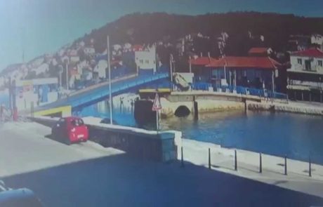 Video: Ženska z avtom spektakularno poletela čez most na Murterju