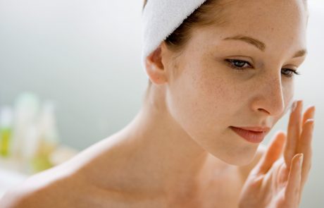 Kako lahko sama izdelaš domač vitamin C serum za bolj napeto kožo obraza?