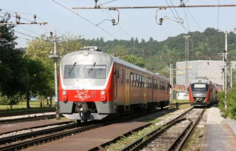 Na železniškem prehodu vlak zbil osebo, umrla je