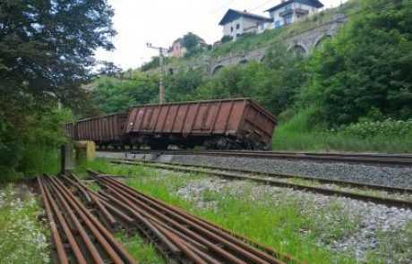 Po iztirjenju vlaka: promet še oviran