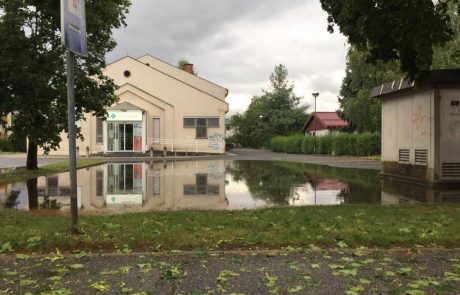 Meteorna voda zalila dve stanovanjski hiši