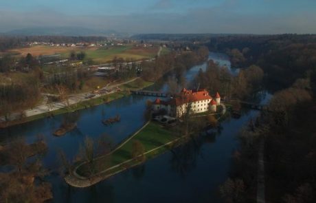 Voznica se je večkrat zaletela in nato pristala v reki Krki