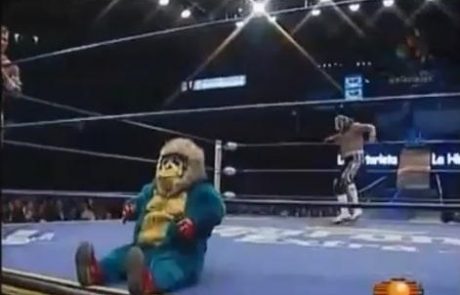 VIDEO: Mehiški pritlikavi wrestler jih je brutalno “fasal”