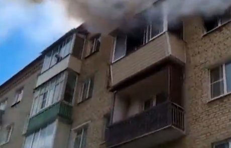 Otroka je zalučal z balkona, da bi ju rešil pred plameni