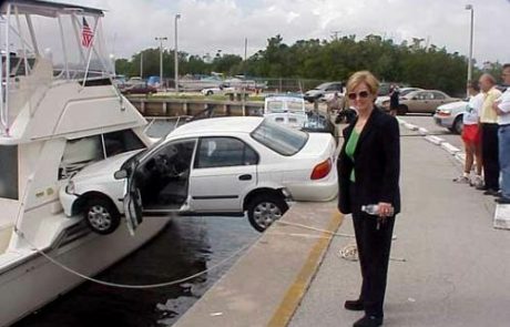 VIDEO: Najbolj neverjetne nesreče žensk za volanom!