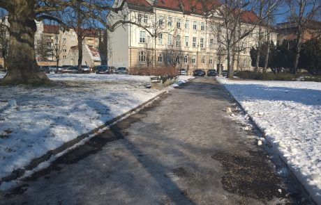 FOTO: Kolesarske steze in pločniki še vedno zaledeneli in neprehodni