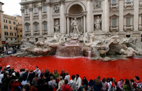 [FOTO] Slavna fontana krvavo rdeča: “Kristjani so vsak dan v življenjski nevarnosti”