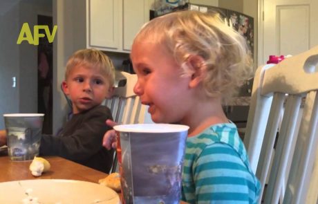Zabavno: Ta bratec točno ve, kaj je težava njegove male sestrice! (video)