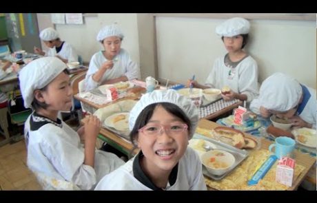 Zakaj kosilo v japonski osnovni šoli traja 45 minut (video)