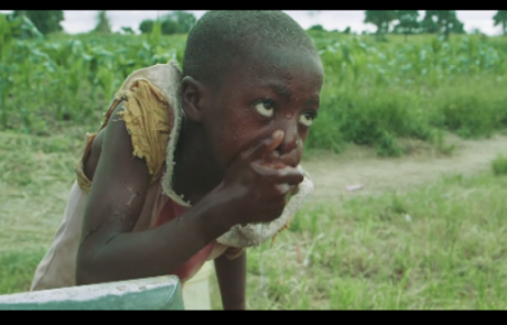 VIDEO: Ganljiv trenutek, ko se otroci v Zambiji prvič srečajo s pitno vodo