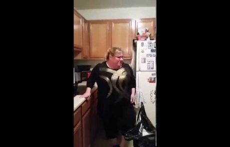 Zaradi drobnega pajka v kuhinji se ji je skoraj zmešalo (video)