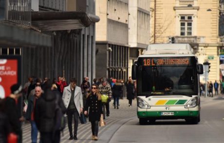 Zaradi močnega zaviranja poškodovanih več potnikov na avtobusu LPP