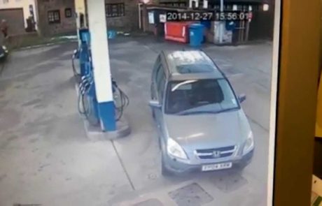 Želela je natočiti gorivo v svoj avto in nasmejala cel internet (video)
