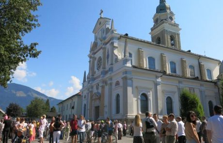 Želimo vam miren in prijeten veliki šmaren