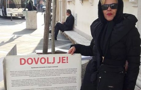 Deložirana Olahova začela protest pred koprskim sodiščem