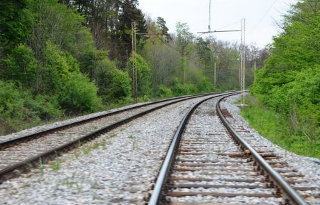 Trčila vlak in osebno vozilo, življenje izgubil 28-letnik