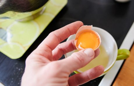 Da li možemo da jedemo jaja u kojim pronađemo crvenu mrlju?
